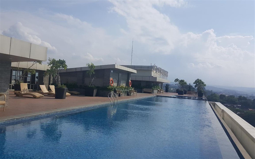 Pool, Well Appointed Studio At Apartment The Pinncale, Semarang