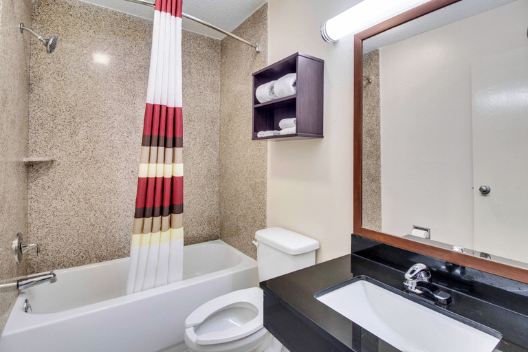 Bathroom 4, Red Roof Inn Franklin, KY, Simpson