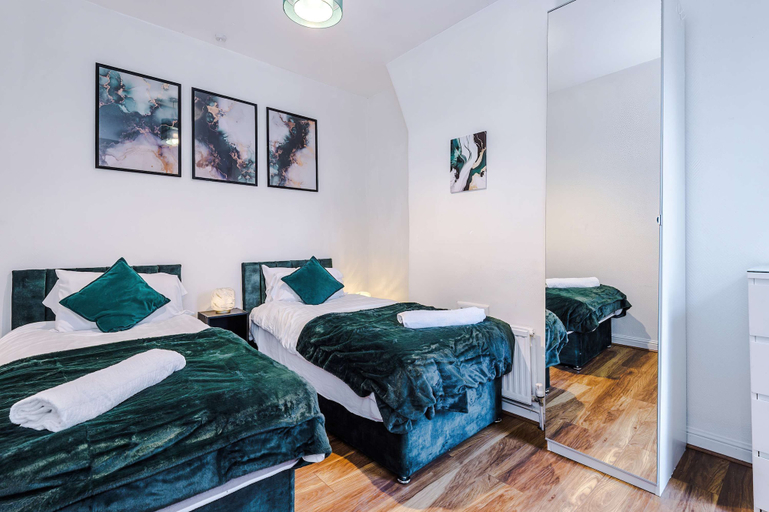 Room 2, Bright 3BR Home Manchester Wi-fi Parking, Manchester