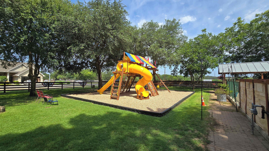 Children's area 2, Frio - Gruene Cottages, Comal