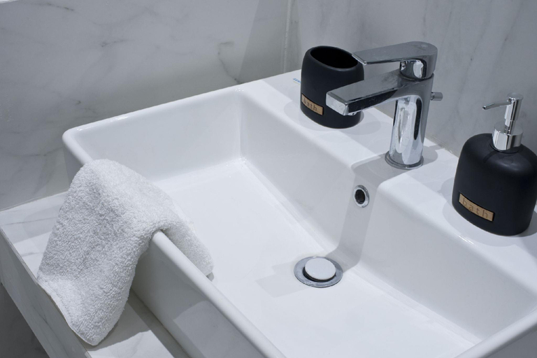 Bathroom 2, Victoria Square, Cozy and Stylish Apartment, Attica