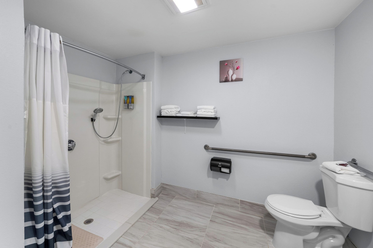 Bathroom 5, Admiralty Inn & Suites - a Red Collection Hotel, Barnstable