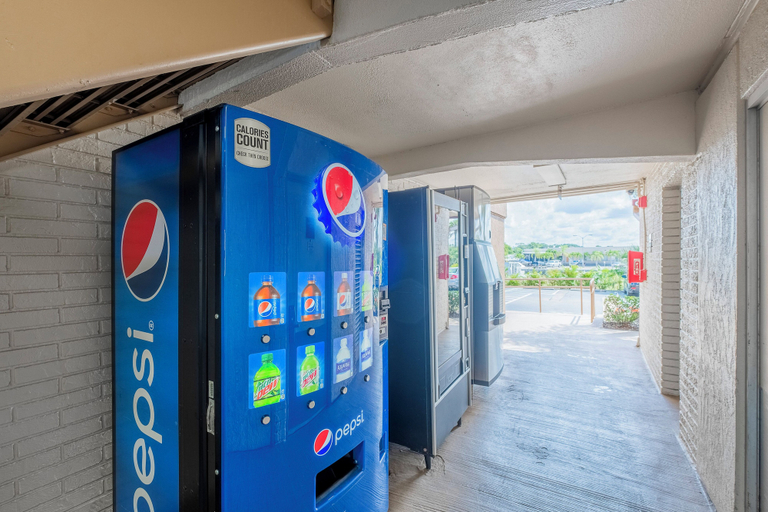 Food & Drinks 5, Red Roof Inn PLUS+ & Suites Naples Downtown-5th Ave S, Collier