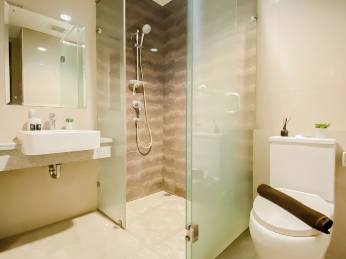 Bathroom 5, Serene And Spacious 3Br At Apartment Lucky Tower Residence, Jakarta Barat