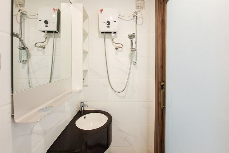 Bathroom 4, Modern And Cozy Studio At Sky House Alam Sutera Apartment, Tangerang