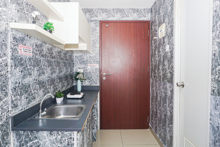 Interior 2, Classic And Serene Studio Room At Apartment Sayana Bekasi, Cikarang