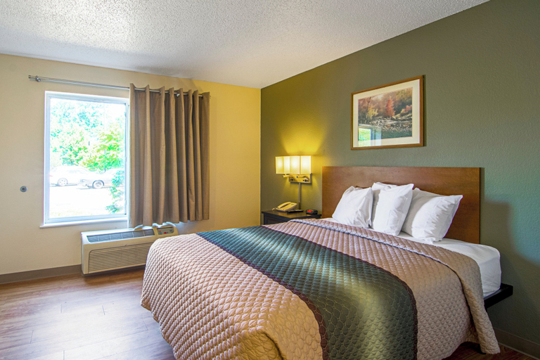 Bedroom 2, HomeTowne Studios by Red Roof Chicago - Waukegan, Lake
