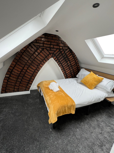 Room 5, House Sleeps 6 With Enclosed Garden, Cardiff