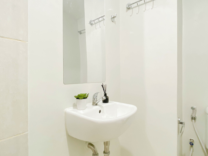 Bathroom 2, Nice And Relaxing Studio Room At Apartment Newville Lippo Cikarang, Cikarang