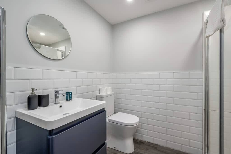 Bathroom 5, Central Belfast Apartments - The Malone Suites, Belfast