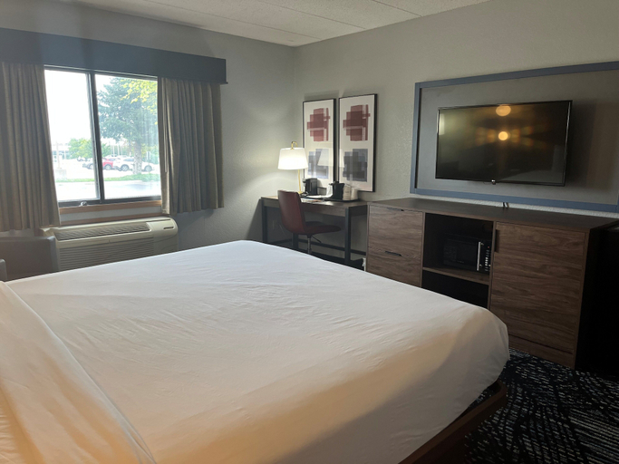 Bedroom 3, AmericInn by Wyndham Lincoln North, Lancaster