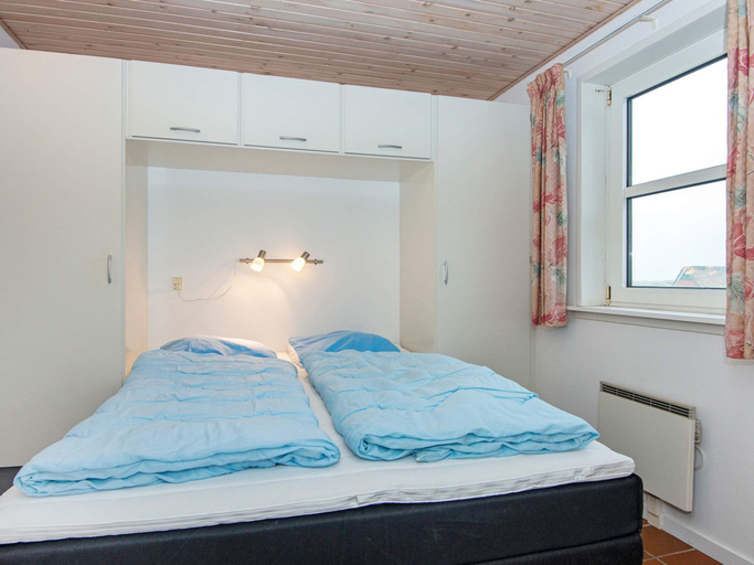 Bedroom 2, 4 Person Holiday Home in Fano, Fanø