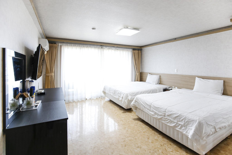 Bedroom 2, Jeju Ocean Family Hotel, Jeju
