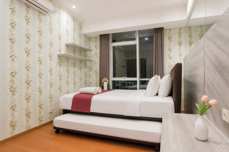 Room 2, Chic And Classic 2Br At Apartment Grand Sungkono Lagoon, Surabaya