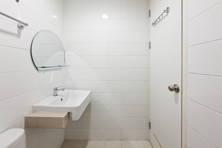 Bathroom 5, Bright And Comfortable Studio Room At Apartment Tuscany Residence, South Tangerang