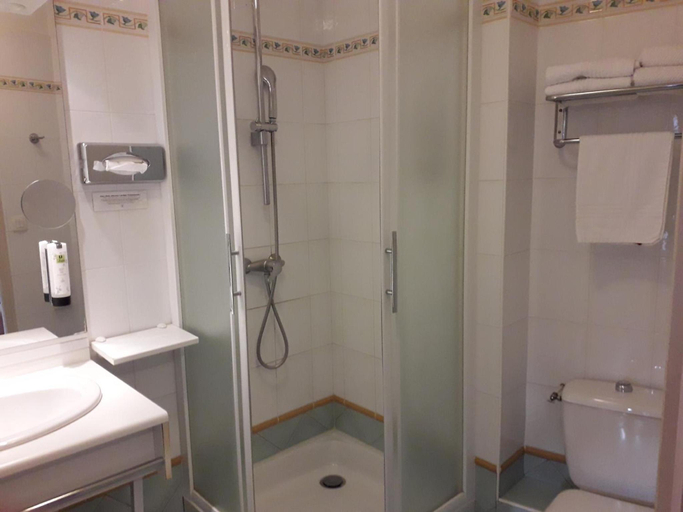 Bathroom 3, HOTEL LA RENAISSANCE, Sarthe