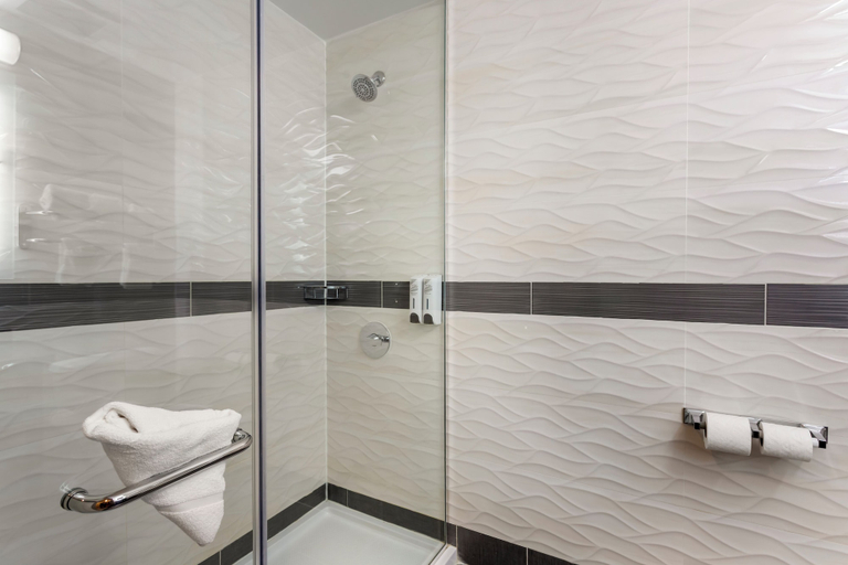 Bathroom 4, Red Roof PLUS+ Brooklyn - Flatbush Ave, New York