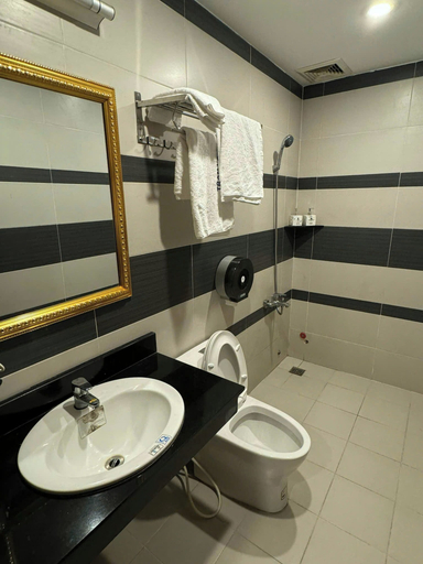 Bathroom 2, Tran Long Hotel, Ho Chi Minh City