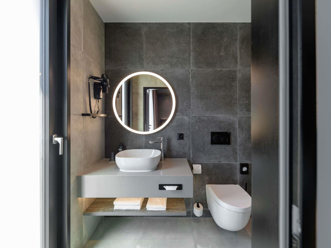 Bathroom 5, Ibis Styles Friedrichshafen, Bodenseekreis