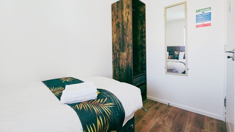 Room 2, Bright & Modern 4BR House, Walsall
