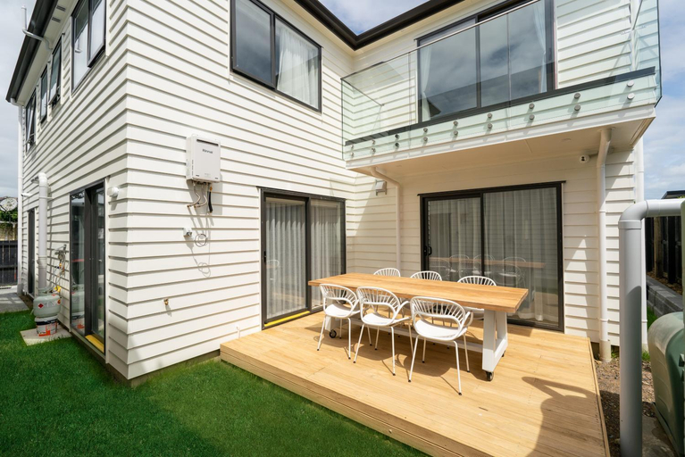 Others 3, Auckland Cornwall Park Home, Waitakere