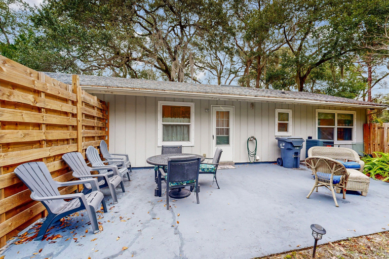 Outdoor dining 5, Breezy Bungalow Near Beach/golf With Private Patio & Updated Interior, Nassau