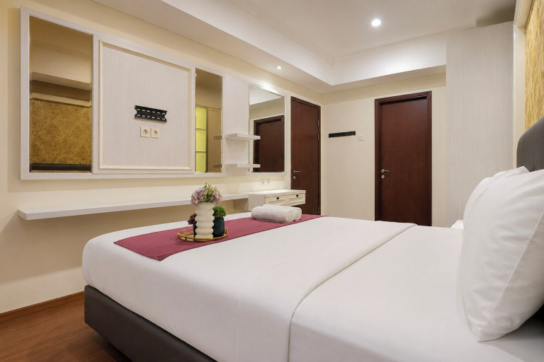 Room 3, Chic And Classic 2Br At Apartment Grand Sungkono Lagoon, Surabaya