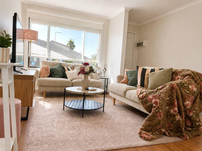 3, Charming Holiday House in Laverton Modern Comfort  Convenience, Melbourne