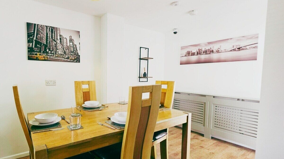 Restaurant 4, Bright & Modern 4BR House, Walsall