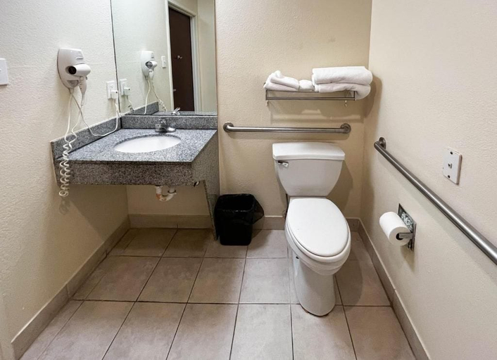 Bathroom, Executive Inn & Suites Breaux Bridge, LA, Saint Martin