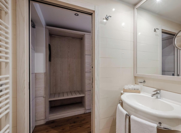 Bathroom 5, Hotiday Torbole Lago, Trento