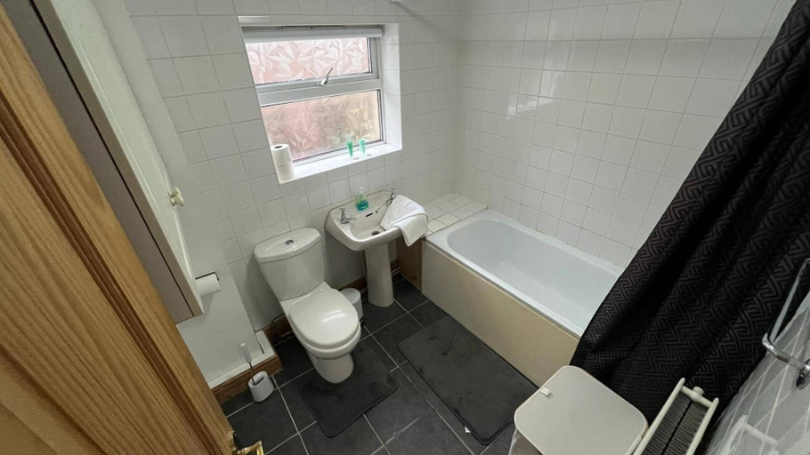 Bathroom, Apartment Sleeps 4 Near Anfield, Sefton