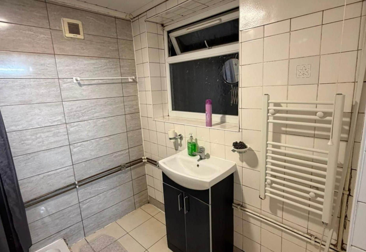 Bathroom 4, Cosy Liverpool Gem for a Relaxing Getaway, Sefton