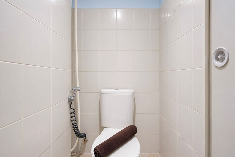 Bathroom 3, Chic Minimalist Studio At Apartment Suites @Metro, Bandung