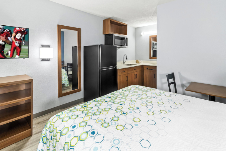 Bedroom 3, HomeTowne Studios by Red Roof Florence, KY-Cincinnati Airport, Boone