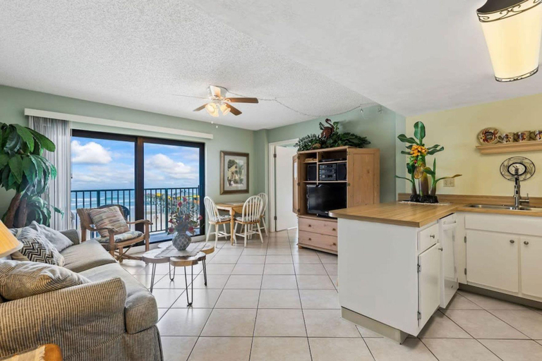 3, Sweet Sunrise Oceanfront Condo w Pool Hot Tub, Volusia
