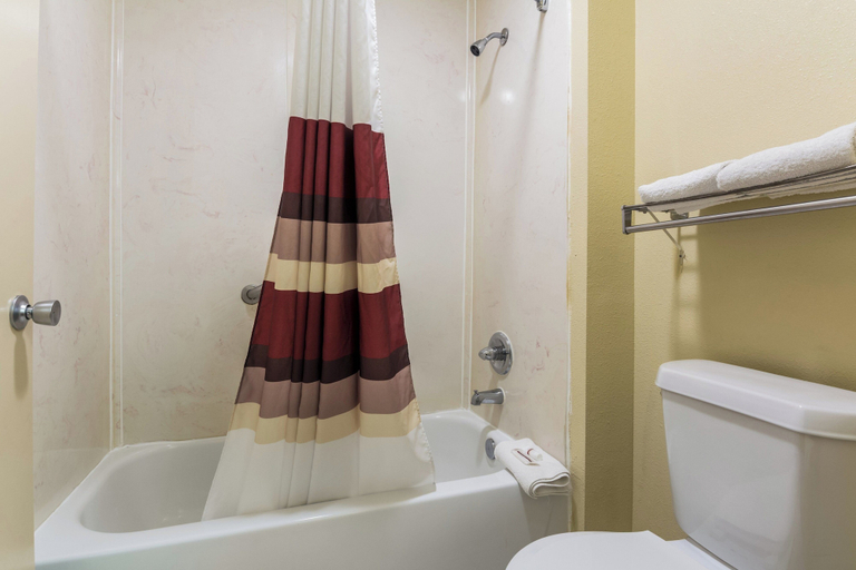 Bathroom 3, Red Roof Inn Conroe North - Willis, Montgomery