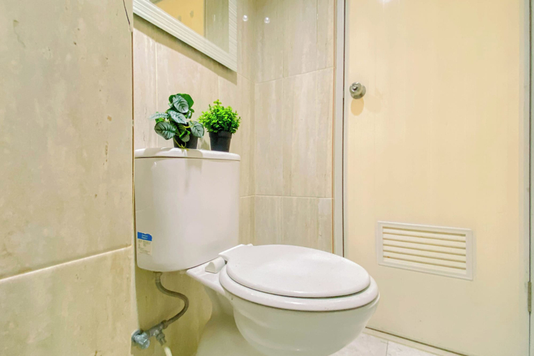 Bathroom 3, Strategic And Cozy Studio At Apartment Podomoro Golf View, Bogor