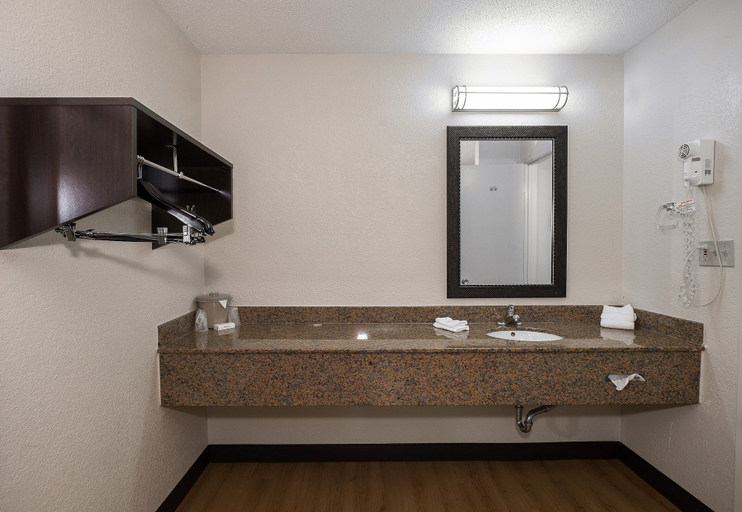 Bathroom 3, Red Roof Inn Bloomington - Normal/ University, McLean
