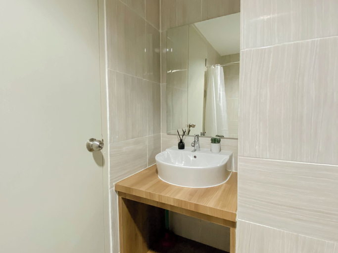Bathroom 2, Neat Restful Studio Room At Apartment Vasanta Innopark, Cikarang