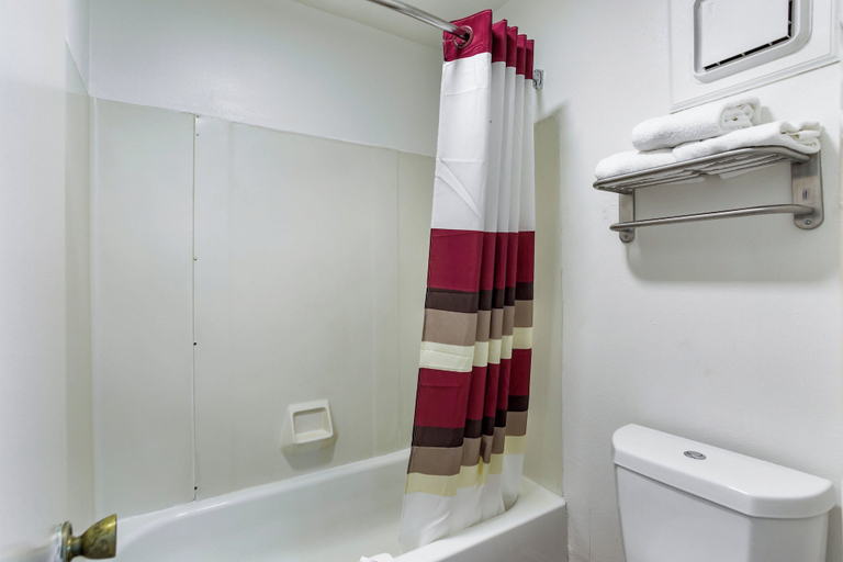Bathroom 4, Red Roof Inn Monteagle - I-24, Marion