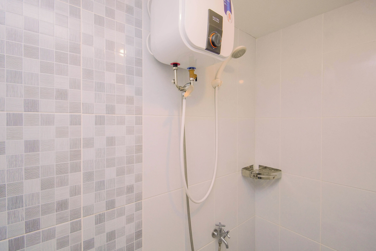 Bathroom 3, Warm Minimalist 2Br At Apartment Tokyo Riverside Pik 2, Tangerang