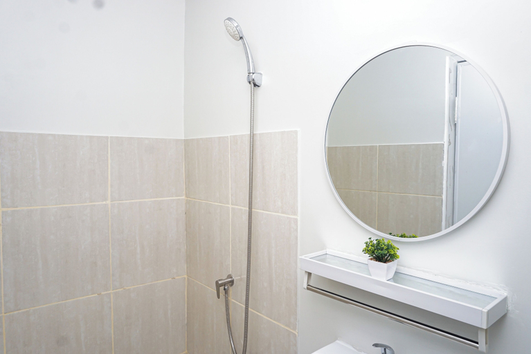 Bathroom 3, Cozy Living Studio At Apartment Newville Lippo Cikarang, Cikarang