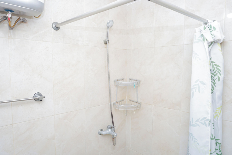 Bathroom 3, Good Warm Studio Room At Apartment Metropark Condominium Jababeka, Cikarang