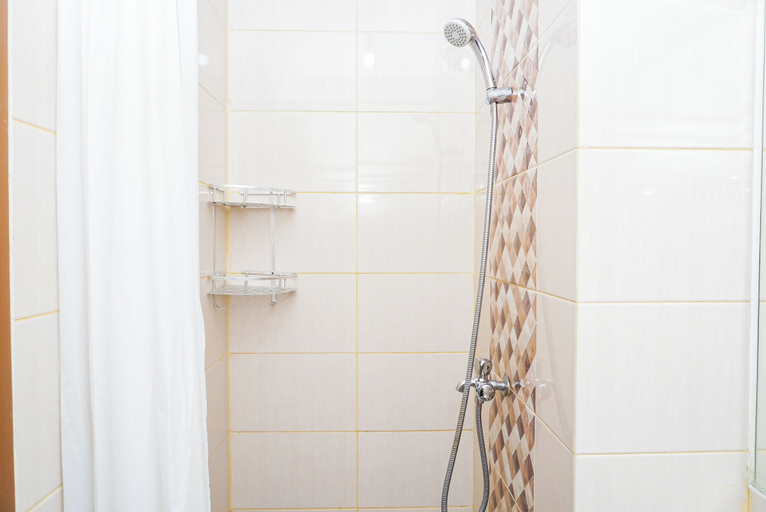 Bathroom 3, Homey And Warm Studio Room At Apartment Dave, Depok