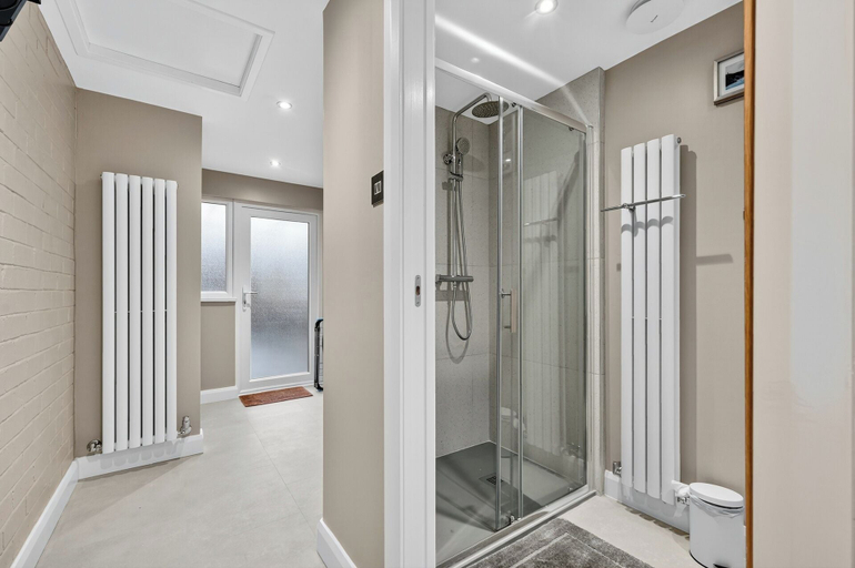 Bathroom shower, Central Belfast Apartments Rosetta Residence, Lisburn and Castlereagh