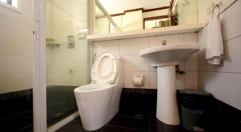 Bathroom 5, Ipil Suites Puerto Princesa, Puerto Princesa City