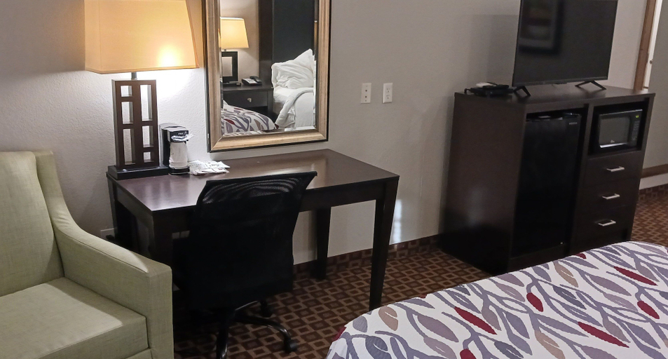 Bedroom 4, Red Roof Inn & Suites Longview, Gregg