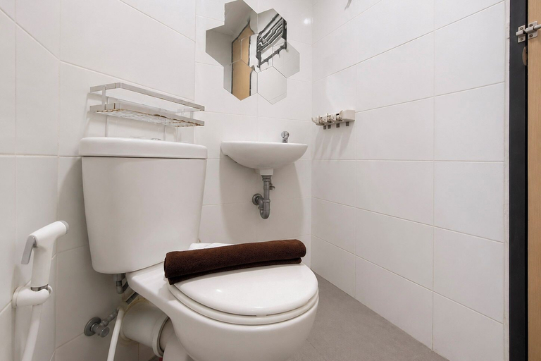 Bathroom, Nice Look 1Br Apartment At The Alton, Semarang