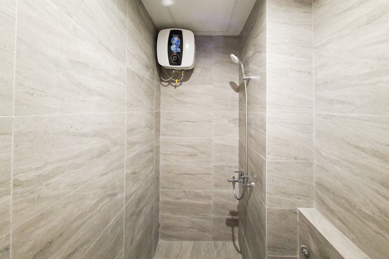 Bathroom 3, Homey Studio Room With City View At Apartment Collins Boulevard, Tangerang